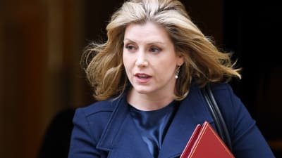 Penny Mordaunt i blå kavaj