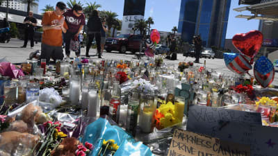 Blommor till minnet av offren i Las Vegas. 