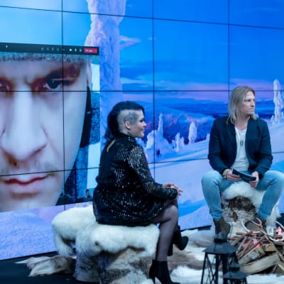 Temptation Island Suomi -sarjan esittelytilaisuus Sanomatalossa, Sami Kuronen (oik) haastattelee ohjelmaan osallistunutta paria joista Henrikki säätää nettikameraa kotonaan ja Julia istuu studiossa, 27.1.2021.