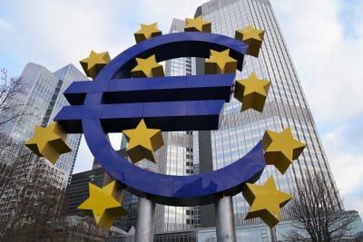 Ett euromärke i centrum av Frankfurt.