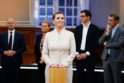 Tanskan pääministeri Mette Frederiksen, konservatiivien Soren Pape Poulsenin (vasemmalla), Tanskandemokraattien Inger Stojbergin, liberaaliliiton Alex Vanopslaghin ja Tanskan kansanpuolueen Morten Messerschmidtin keskustelevat Christiansborgin salissa Kööpenhaminassa, Tanskassa 31. lokakuuta 2022. 