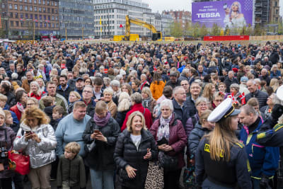 Glad folkmassa med danskar i alla åldrar har samlats på Rådhusplatsen i Köpenhamn. En del av människorna har Danmarks rödvita flagga i händerna.
