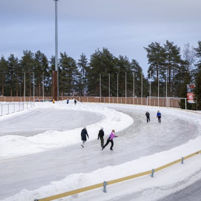 Luistelijoita Harjun stadionille avatulla luisteluradalla.