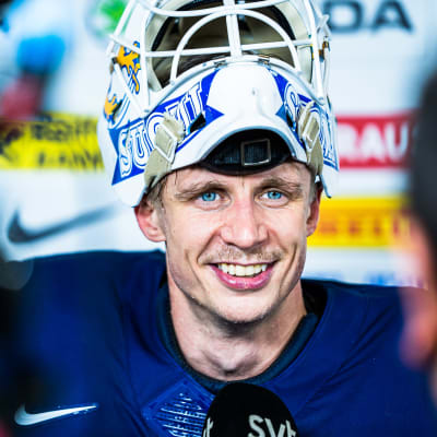 Jussi Olkinuora ler under en intervju.