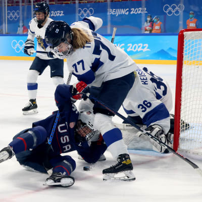 Susanna Tapani ja Kendall Coyne Schofield Suomen maalin edustalla Pekingin olympiavälierässä.