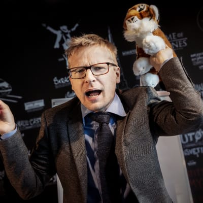På bilden skådespelaren Oskar Pöysti i rollen som Hans Rosling.