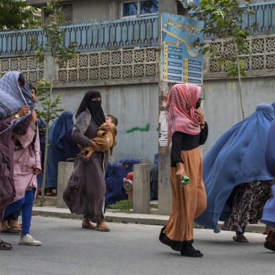 Afganistanilaiset naiset yllään siniset burkat Kabulin kaduilla. Afganistan. 21.7.2022