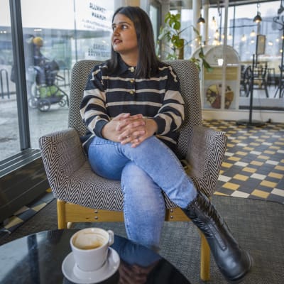 Somya Mehra istuu kahvilassa