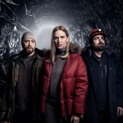 Fem personer står i tjocka vinterjackor nere i gruvan. På bilden Said (Ardalan Esmaili), Lars Ruud (Aksel Hennie), Helen (Vera Vitali), Magnus (Mattias Nordkvist) & Atte (Eero Milonoff).