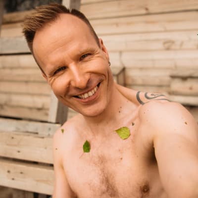 Mikko Kekäläinen koivunlehtiä ihossaan näyttää, että hän osallistuu Saunapäivä-kampanjaan