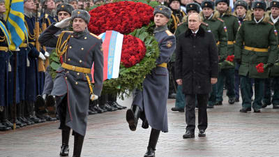 Rysslands president Vladimir Putin under en ceremoni vid Den okände soldatens grav i Moskva
