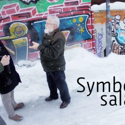 Symbolien salat -sarjan esimmäisessä osassa professori Reijo Heikkinen ja toimittaja Harri Nousiainen tutustuttavat meidät Oulun symboleihin.