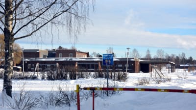 Utomhusbild av Koskeby skola i Vörå under vinter.