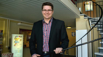 Mikko Ollikainen står på en spiraltrappa i kommunkanslit i Vörå