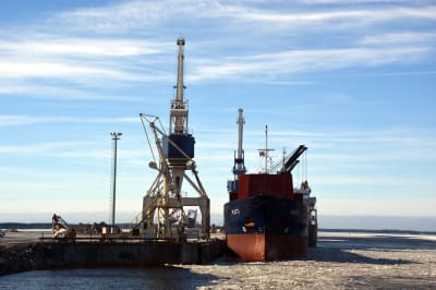 Fartyg vid kajen i Karleby hamn, silverstenshamnen