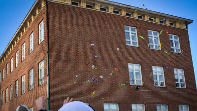 Abiturienter kastar godis på lastbilsflaket i Lovisa