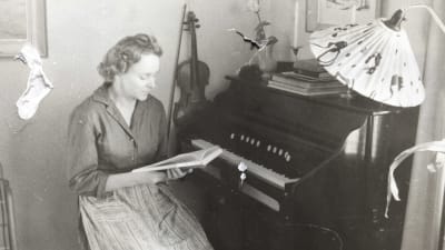 Sirkka-Liisa Miettinen vid sitt piano.