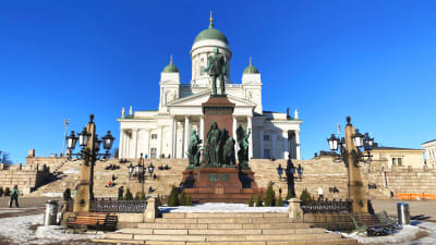 Alexandersstatyn framför Domkyrkan på Senatstorget.