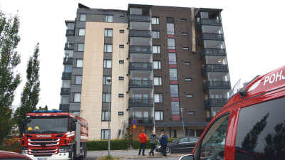 Det brann högst upp i det här höghuset på Teirgatan i Vasa.