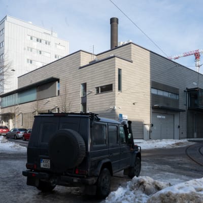 Poliisin panssaroitu ajoneuvo ja Poliisitalo 2 Helsingin Pasilassa
