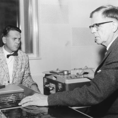 Två män i en radiostudio.