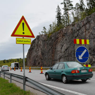 Bilar som får sakta ner på motorväg på grund av vägarbete. 