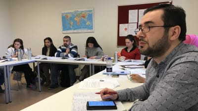 Sazkhan Amizguliyev i ett klassrum med andra invandrare som lär sig danska.