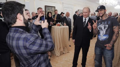 Rap-artisten Timati poserar med Vladimir Putin inför presidentvalet 2012