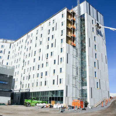 Kuva Vaasan keskussairaalan H-talosta rakennusvaiheessa.