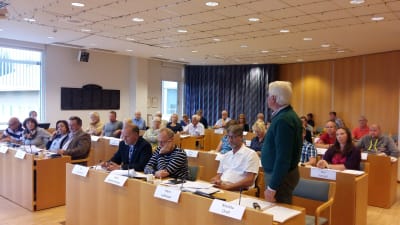 Markku Orell (Saml) talar inför Pargas stadsfullmäktige.