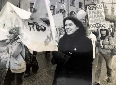 En svartvit bild på ett demonstrationståg för kvinnors rättigheter.