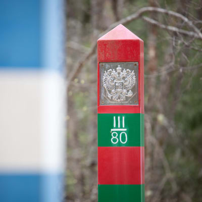 Kaksipäinen kotka Venäjän puolen rajamerkissä Suomen ja Venäjän rajalinjalla.