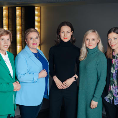 Anna-Maja Henriksson, Annika Saarikko, Sanna Marin, Maria Ohisalo ja Li Andersson seisovat vierekkäin ja katsovat kameraan.