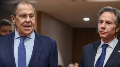 Rysslands utrikesminister Sergej Lavrov till vänster och USA:s utrikesminister Antony Blinken till höger.