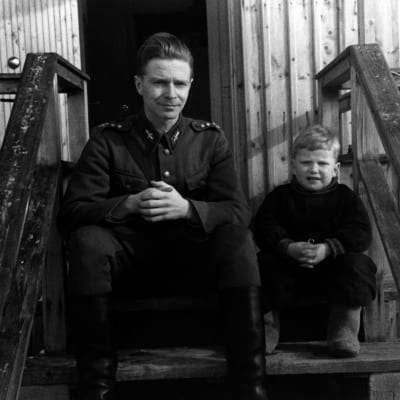 TK-kuvaaja Eino Nurmi sisarensa Kerttu Rosenlöfin pojan kanssa tämän kotitalon portailla 1942.