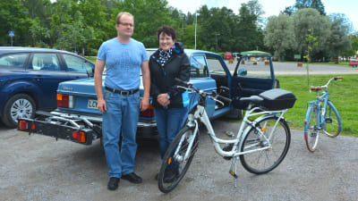Mika Turupäinen och Imeli Nummelin vid sin bil på parkeringen vid torget i Fiskars.