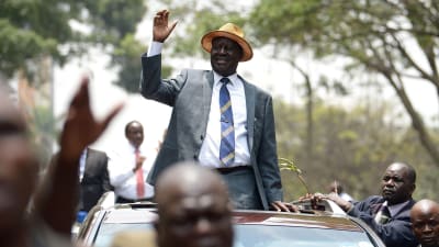 Oppositionsledaren Raila Odinga vinkar till anhängare då han lämnar Högsta domstolen i Nairobi den 1 september 2017.