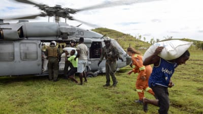 Den amerikanska flottan hjälper till att transportera ut mat till den avlägsna byn Jabouin i sydöstra Haiti. På grund av översvämningar ochförstörda vägar går de mest avlägsna byarna att nås bara med helikopter.
