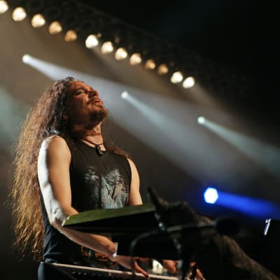 Tuomas Holopainen soittaa keikalla (2015)
