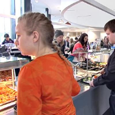 Diakonissa-ammattikorkeakoulun opiskelijoita ruokalassa.