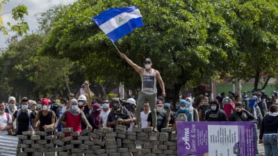 En av de barrikader som unga demonstranter byggde i huvudstaden Managua på lördagen. 