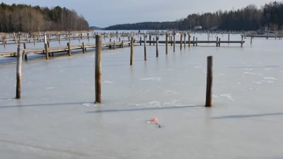En nödraket har brunnit slut och dess fallskärm har landat på isen i en småbåtshamn.