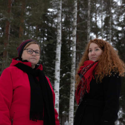 Kaija Komulainen ja Jenni Sasaki poseeraa kameralle.