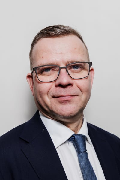 Portätt på en leende Petteri Orpo. 