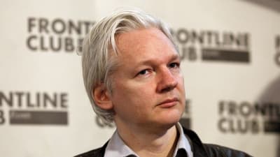 Assange vid en presskonferens i februari 2012