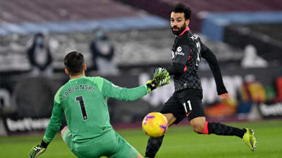 Mohamed Salah ger Liverpool ledningen med 2–0.