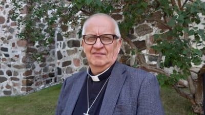 Harry Backström, kyrkoherde i Väståbolands svenska församling, framför Pargas kyrka.