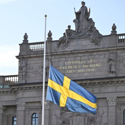 Ruotsin parlamentin edustalla oli lippu tiistaina puolitangossa Brysselin terrori-iskun takia.