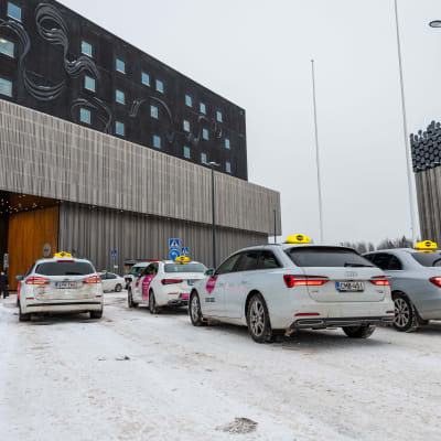Taksiautoja jonossa taksitolpalla Sairaala Novan edustalla.