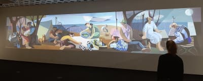 En projektion av Birger Carlstedts väggmålning "Från morgon till kväll" från Kauttua visas på en vägg på Amos Rex.